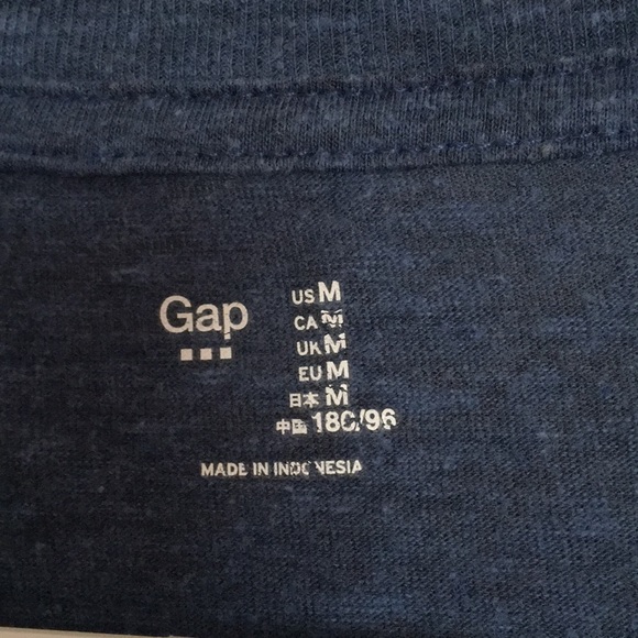 Gap.  Short sleeve V-Neck T-Shirt.  Medium - Picture 4 of 5
